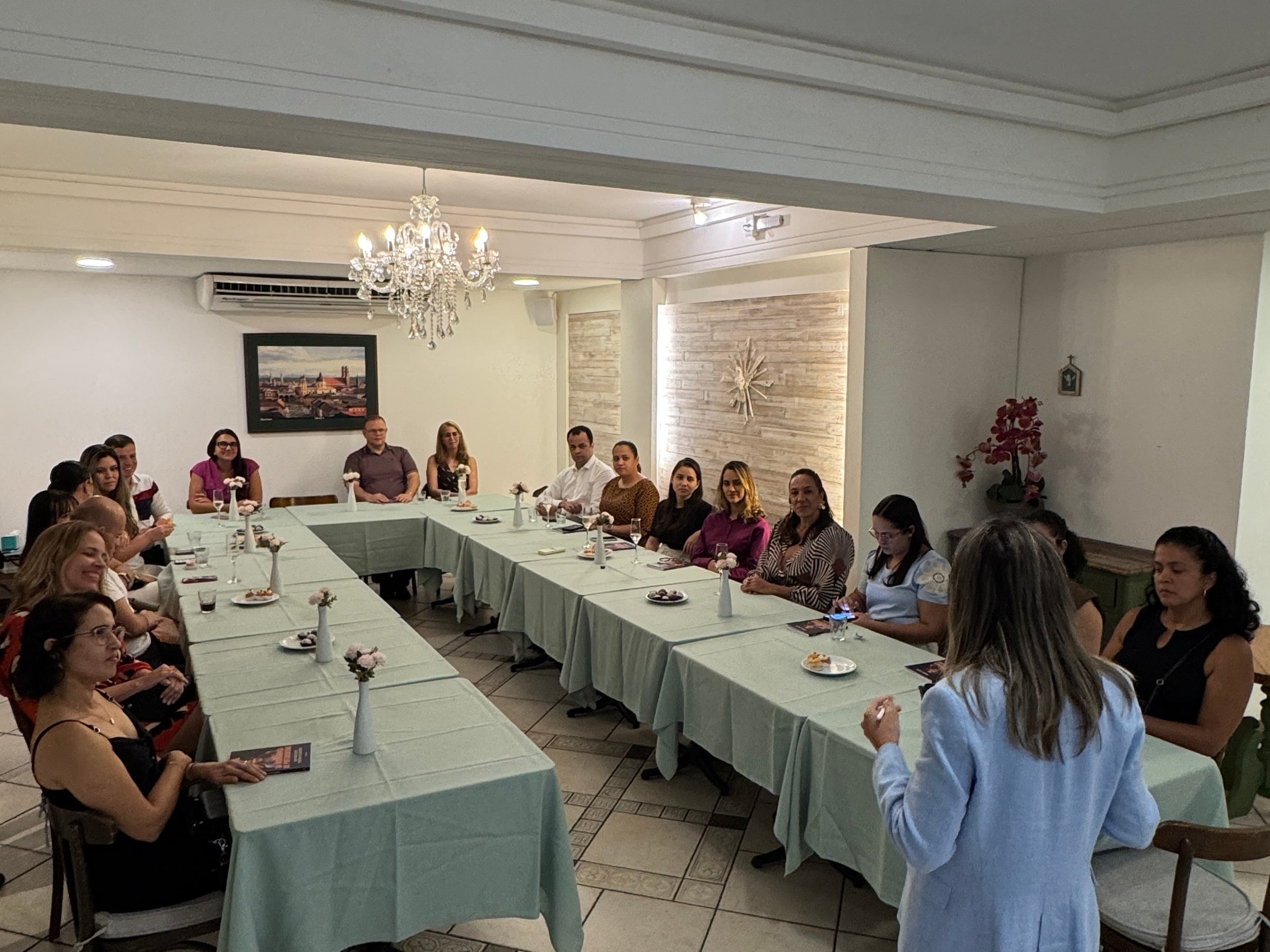 Janaina conduzindo formação em Acreditação ONA, registro 9 de 14