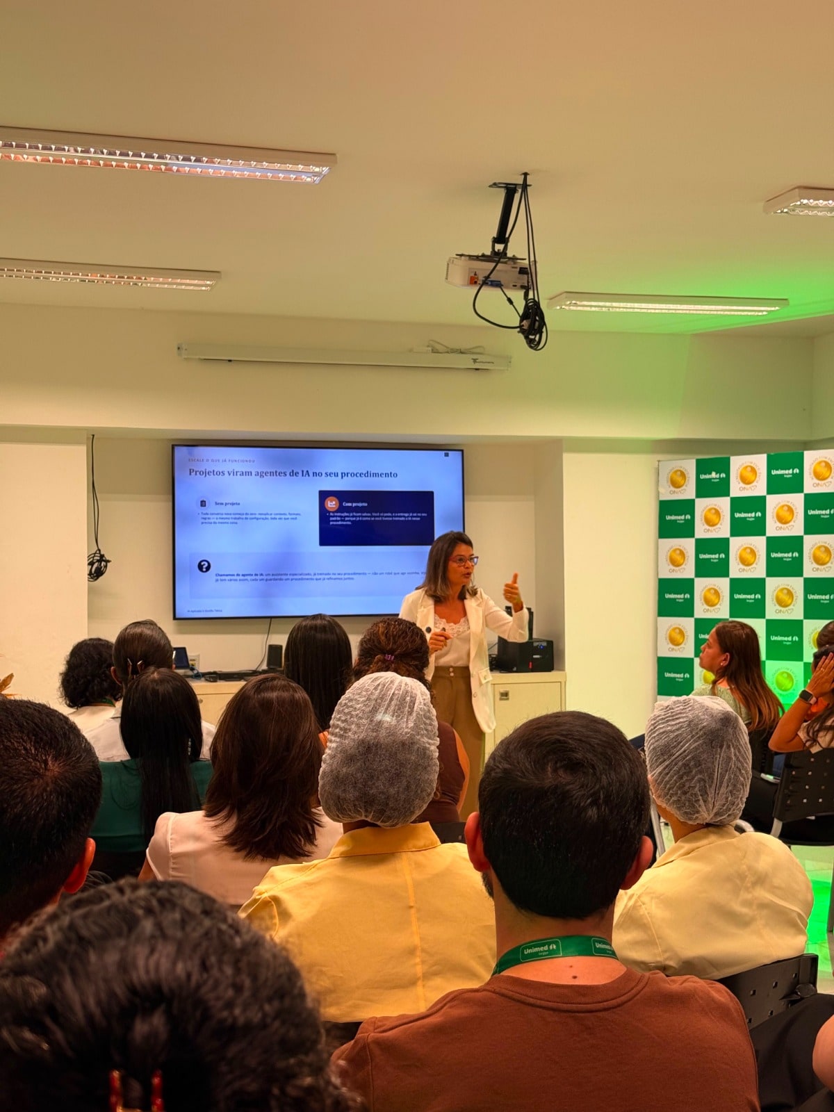Janaina conduzindo formação em Acreditação ONA, registro 2 de 14